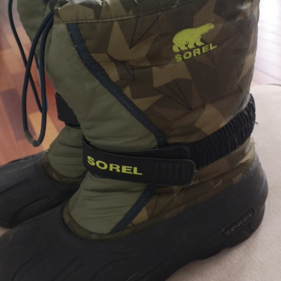 Boys sorel winter boots - Picture 2 of 4